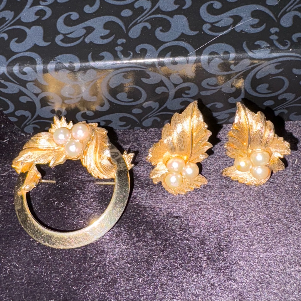 Vintage 1960s Sarah Coventry Gold Leaf Brooch Earrings Set Endearing 26$